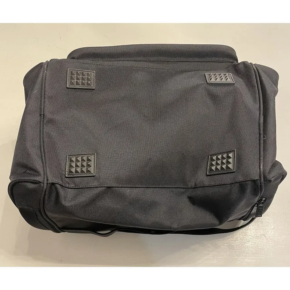 SIGG Swiss Luggage Duffle Travel Bag Heavy Construction Clean Good Zippers Black